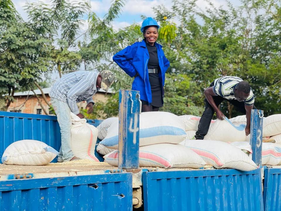 LAPE team offloading bags of maize
